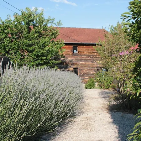 Lovely 4-bed House In Biron Dom wakacyjny