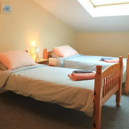 Lovely 4-bed House In Biron Dom wakacyjny